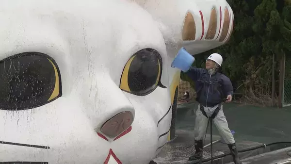 巨大招き猫“とこにゃん”のすす払い「来年も福を招いて」愛知・常滑市