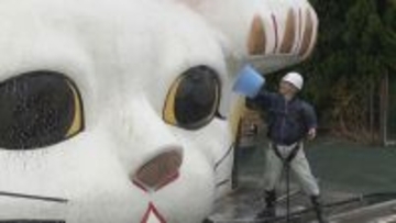 巨大招き猫“とこにゃん”のすす払い「来年も福を招いて」愛知・常滑市