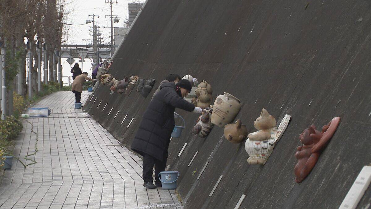 巨大招き猫“とこにゃん”のすす払い「来年も福を招いて」愛知・常滑市