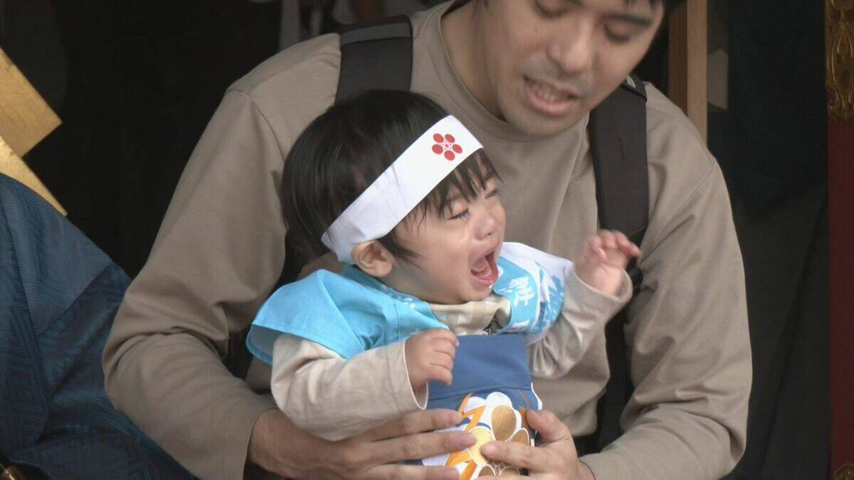 先に泣いた方が勝ち 赤ちゃん｢泣き相撲｣ 健やかな成長願って…取り組み前から泣き始めてしまう子も 岩津天満宮 愛知･岡崎市