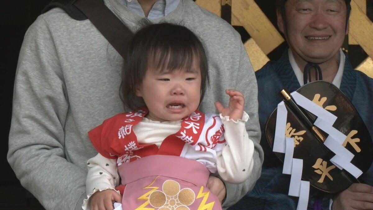 先に泣いた方が勝ち 赤ちゃん｢泣き相撲｣ 健やかな成長願って…取り組み前から泣き始めてしまう子も 岩津天満宮 愛知･岡崎市