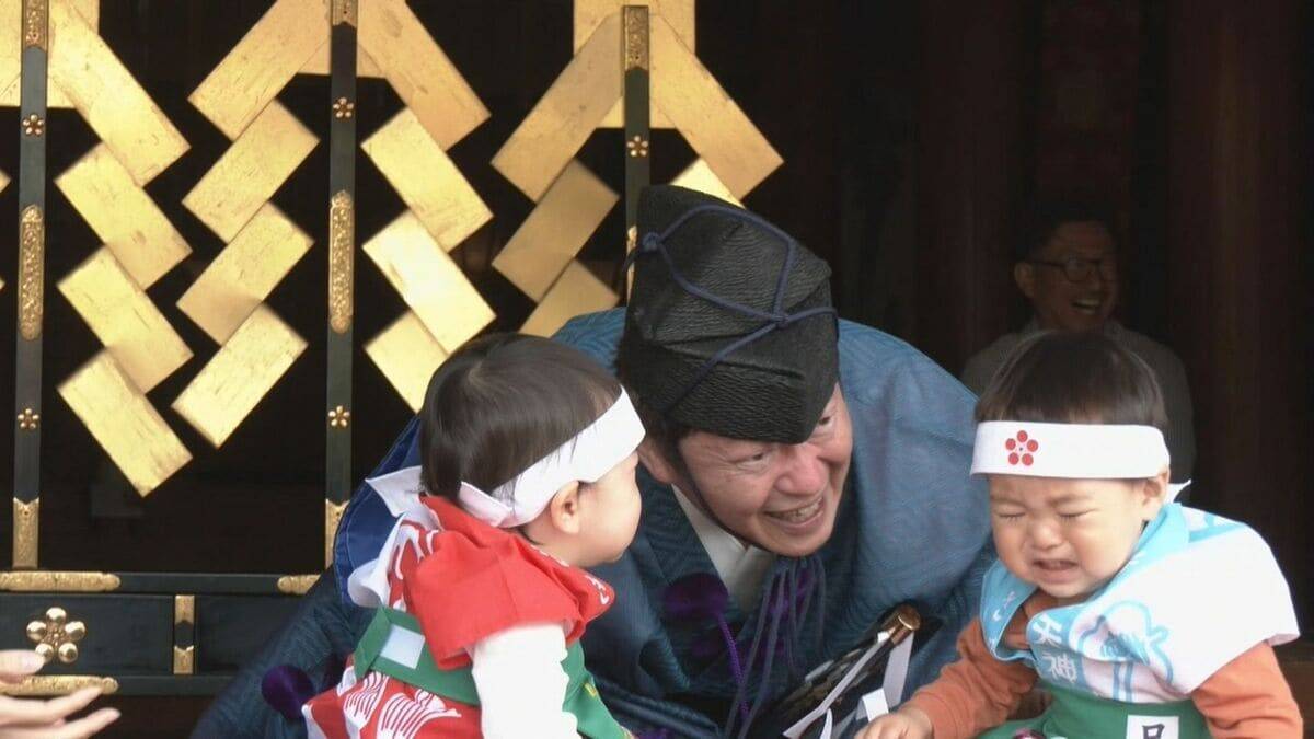 先に泣いた方が勝ち 赤ちゃん｢泣き相撲｣ 健やかな成長願って…取り組み前から泣き始めてしまう子も 岩津天満宮 愛知･岡崎市