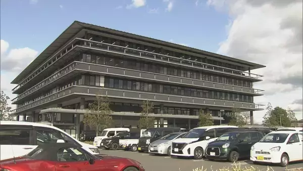 「市長が運転中 ガードレールに接触するも… 警察に報告せず ｢この程度なら大丈夫だろう｣ 三重･伊賀市の稲森稔尚市長 公務の式典会場に向かう途中だった」の画像