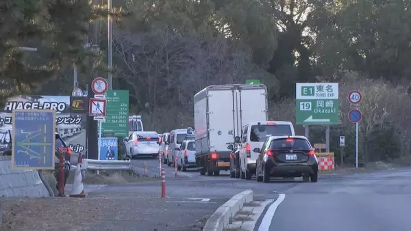 東名高速で車3台が絡む玉突き事故 4人けが 大型トラックの単独事故→減速した軽乗用車に後続の2台が追突か 愛知･岡崎市