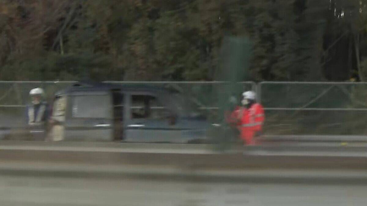 東名高速で車3台が絡む玉突き事故 4人けが 大型トラックの単独事故→減速した軽乗用車に後続の2台が追突か 愛知･岡崎市