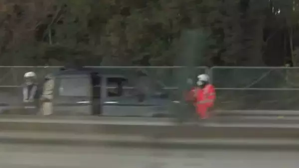 「東名高速で車3台が絡む玉突き事故 4人けが 大型トラックの単独事故→減速した軽乗用車に後続の2台が追突か 愛知･岡崎市」の画像