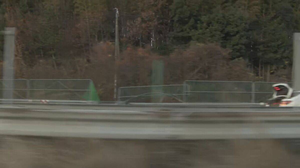 東名高速で車3台が絡む玉突き事故 4人けが 大型トラックの単独事故→減速した軽乗用車に後続の2台が追突か 愛知･岡崎市