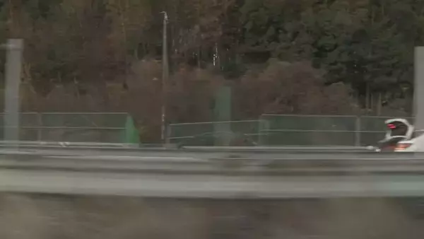 「東名高速で車3台が絡む玉突き事故 4人けが 大型トラックの単独事故→減速した軽乗用車に後続の2台が追突か 愛知･岡崎市」の画像