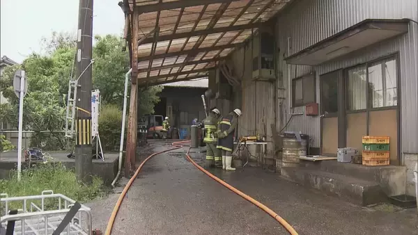 先週廃業した鉄工所が全焼 ｢工場が燃えている｣ 敷地内にある住宅と隣の空き家も… 岐阜･養老町