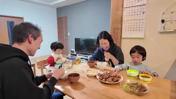 「人生激変！大手企業から農家に転身した“脱サラ夫婦” 大きな一軒家も購入し… ｢何も後悔はしていないです｣ 年収は半分以下でも家族と充実ライフ」の画像