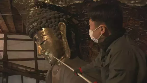 「岐阜大仏」のすす払い 高さ約14メートルの大仏様にお礼を込めて 来年もいい年に 岐阜市の正法寺