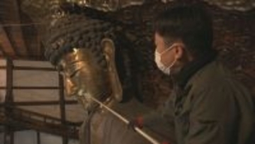 「岐阜大仏」のすす払い 高さ約14メートルの大仏様にお礼を込めて 来年もいい年に 岐阜市の正法寺