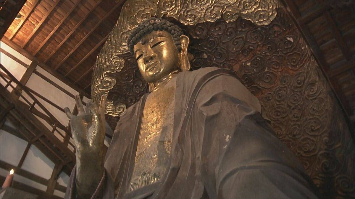 「岐阜大仏」のすす払い 高さ約14メートルの大仏様にお礼を込めて 来年もいい年に 岐阜市の正法寺