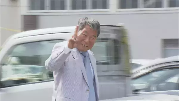 ピースサインで裁判所へ 選挙直前に｢菓子折り｣配った公職選挙法違反の罪 岐阜･本巣市議が初公判で起訴内容を否認 ｢違法行為に当たるのかは大きな疑問｣
