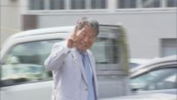 ピースサインで裁判所へ 選挙直前に｢菓子折り｣配った公職選挙法違反の罪 岐阜･本巣市議が初公判で起訴内容を否認 ｢違法行為に当たるのかは大きな疑問｣
