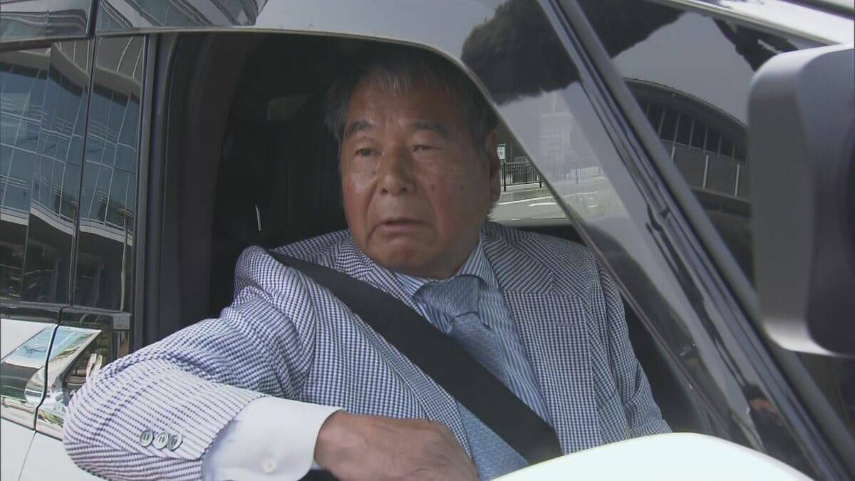 ピースサインで裁判所へ 選挙直前に｢菓子折り｣配った公職選挙法違反の罪 岐阜･本巣市議が初公判で起訴内容を否認 ｢違法行為に当たるのかは大きな疑問｣