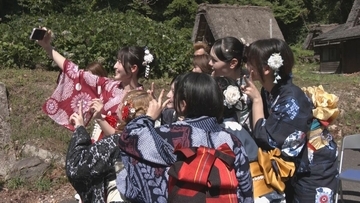岐阜･白川村で“真夏の成人式” 帰省しやすいお盆の時期に浴衣やスーツ姿で友人や恩師と再会 合掌造りの前で記念撮影も