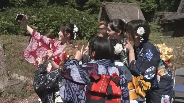 岐阜･白川村で“真夏の成人式” 帰省しやすいお盆の時期に浴衣やスーツ姿で友人や恩師と再会 合掌造りの前で記念撮影も