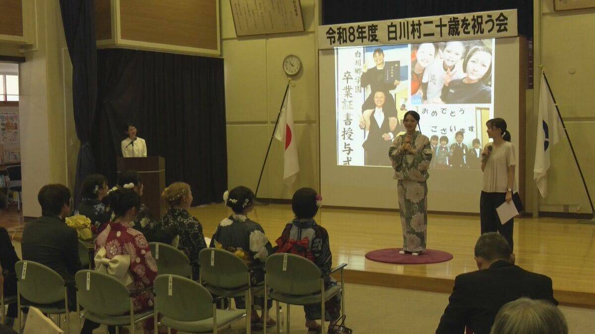 岐阜･白川村で“真夏の成人式” 帰省しやすいお盆の時期に浴衣やスーツ姿で友人や恩師と再会 合掌造りの前で記念撮影も