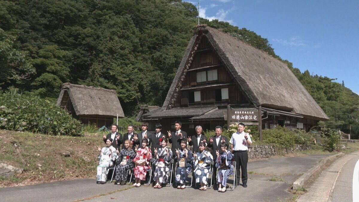 岐阜･白川村で“真夏の成人式” 帰省しやすいお盆の時期に浴衣やスーツ姿で友人や恩師と再会 合掌造りの前で記念撮影も