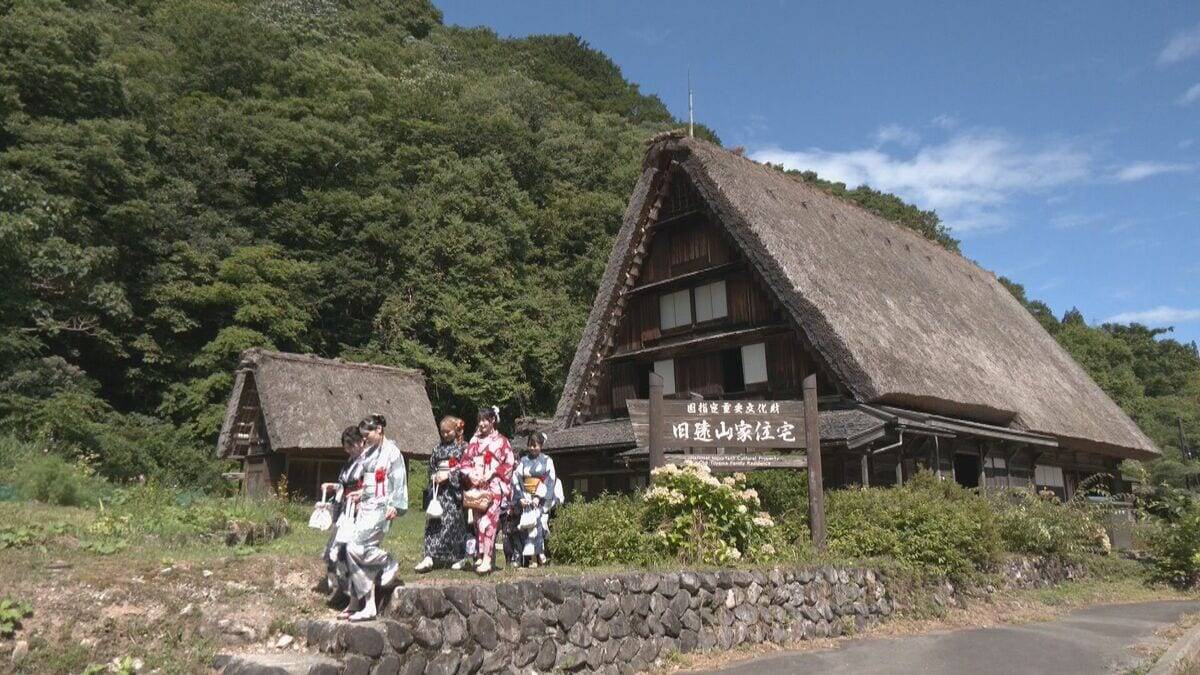 岐阜･白川村で“真夏の成人式” 帰省しやすいお盆の時期に浴衣やスーツ姿で友人や恩師と再会 合掌造りの前で記念撮影も