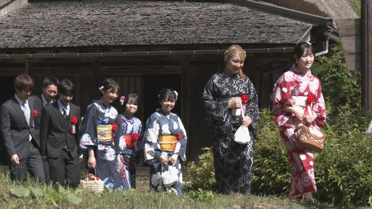 岐阜･白川村で“真夏の成人式” 帰省しやすいお盆の時期に浴衣やスーツ姿で友人や恩師と再会 合掌造りの前で記念撮影も