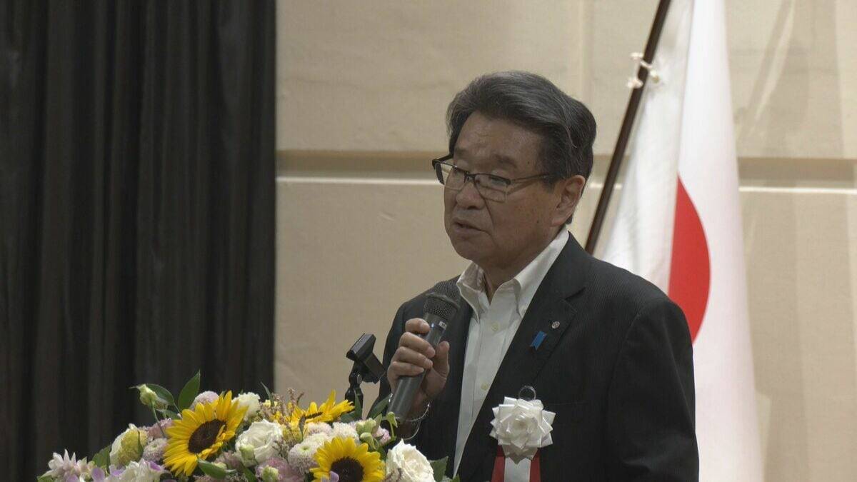 岐阜･白川村で“真夏の成人式” 帰省しやすいお盆の時期に浴衣やスーツ姿で友人や恩師と再会 合掌造りの前で記念撮影も