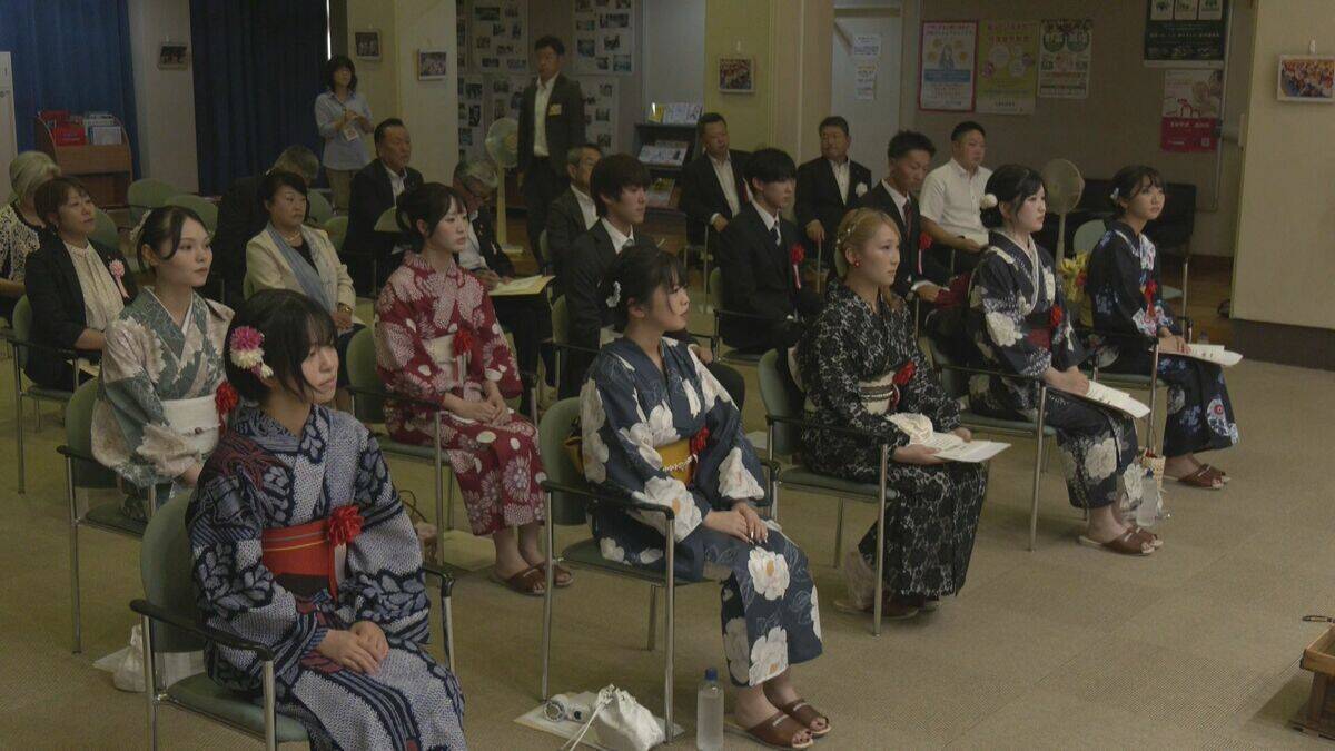 岐阜･白川村で“真夏の成人式” 帰省しやすいお盆の時期に浴衣やスーツ姿で友人や恩師と再会 合掌造りの前で記念撮影も