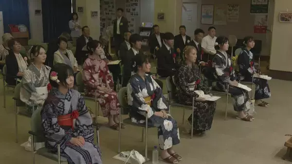 「岐阜･白川村で“真夏の成人式” 帰省しやすいお盆の時期に浴衣やスーツ姿で友人や恩師と再会 合掌造りの前で記念撮影も」の画像