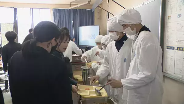 「給食のメニューは｢フォー｣や｢バインミー｣ アジア大会で聖火リレーが行われる愛知･東浦町 給食を通じて異文化への理解を深めて」の画像