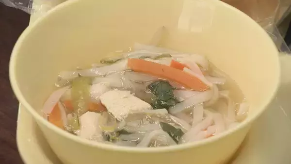 「給食のメニューは｢フォー｣や｢バインミー｣ アジア大会で聖火リレーが行われる愛知･東浦町 給食を通じて異文化への理解を深めて」の画像