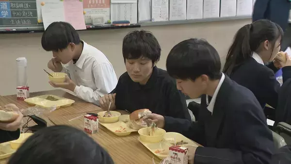 「給食のメニューは｢フォー｣や｢バインミー｣ アジア大会で聖火リレーが行われる愛知･東浦町 給食を通じて異文化への理解を深めて」の画像