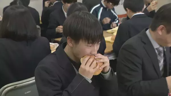 「給食のメニューは｢フォー｣や｢バインミー｣ アジア大会で聖火リレーが行われる愛知･東浦町 給食を通じて異文化への理解を深めて」の画像