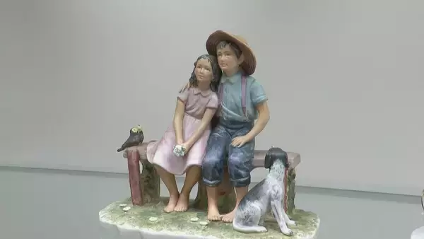 「続・ノーマン・ロックウェル展」瀬戸の職人技が光るノベルティ約250点が横山美術館に集結