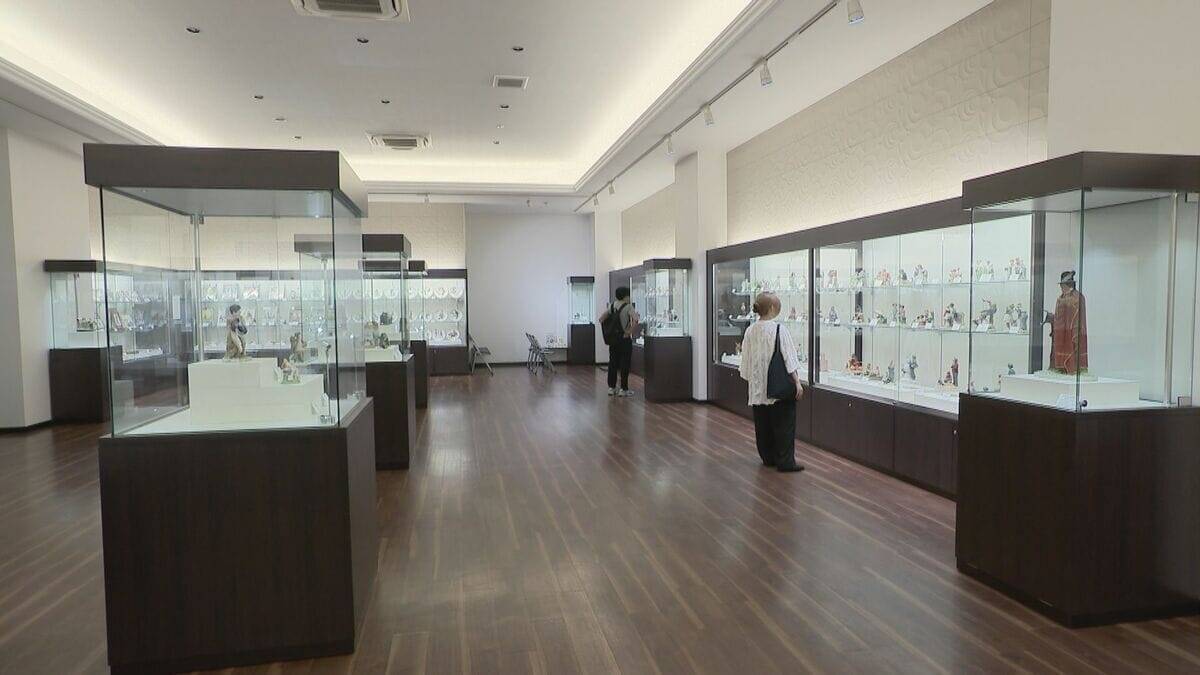 「続・ノーマン・ロックウェル展」瀬戸の職人技が光るノベルティ約250点が横山美術館に集結