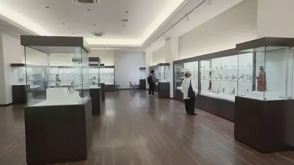 「「続・ノーマン・ロックウェル展」瀬戸の職人技が光るノベルティ約250点が横山美術館に集結」の画像