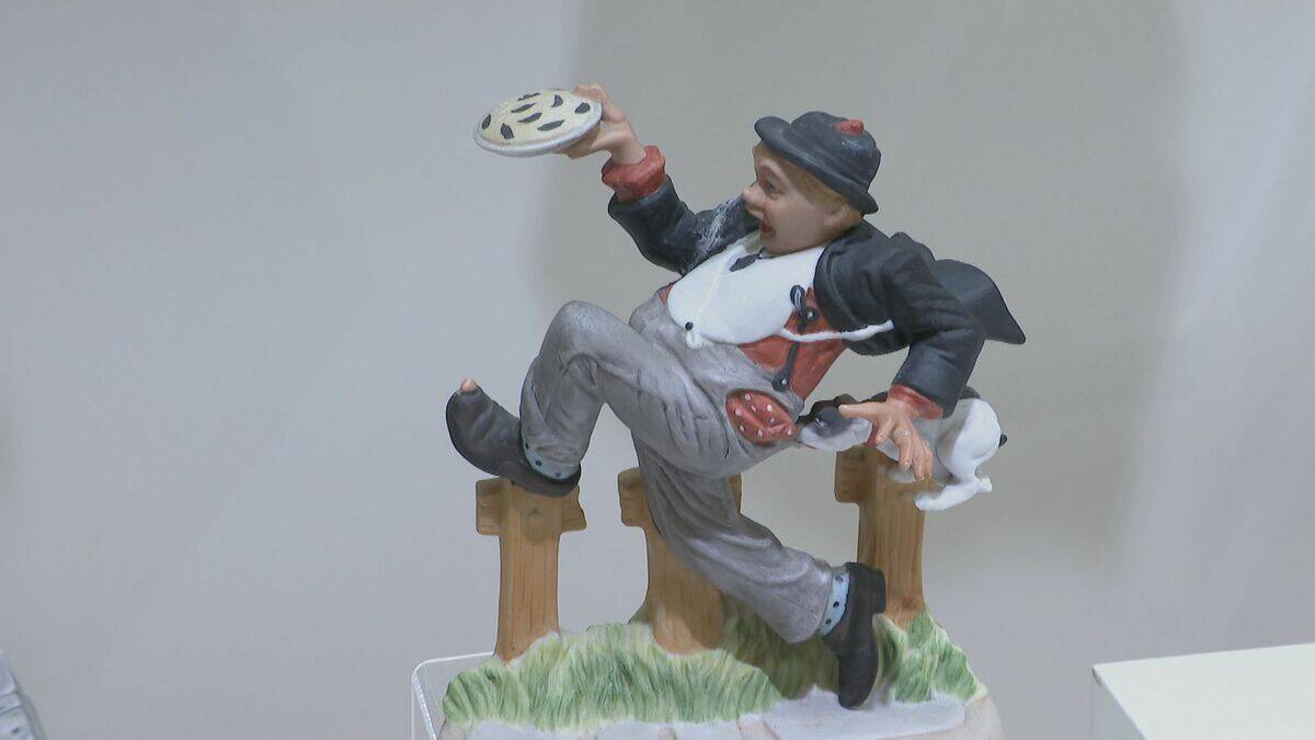 「続・ノーマン・ロックウェル展」瀬戸の職人技が光るノベルティ約250点が横山美術館に集結