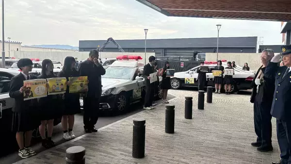 「｢ニセ警察にダマされるな!｣ 高校生が特殊詐欺の被害防止呼びかけるマグネットシート開発 パトカー約20台に貼られる  愛知・岡崎市」の画像