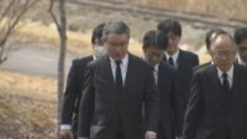 気象庁長官が初めて御嶽山噴火災害の慰霊碑を訪問　花を手向けたあと黙とうを捧げ、犠牲者を悼む　長野・王滝村