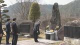 「気象庁長官が初めて御嶽山噴火災害の慰霊碑を訪問　花を手向けたあと黙とうを捧げ、犠牲者を悼む　長野・王滝村」の画像4