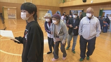 ”津波災害に備える” 小学生が避難所の設営や避難者の誘導を体験 三重・尾鷲市