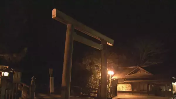 ｢1年の始まりという感じ｣冬至前後に伊勢神宮では鳥居から日の出…宇治橋の参道と光が一直線に 約1200人が参拝