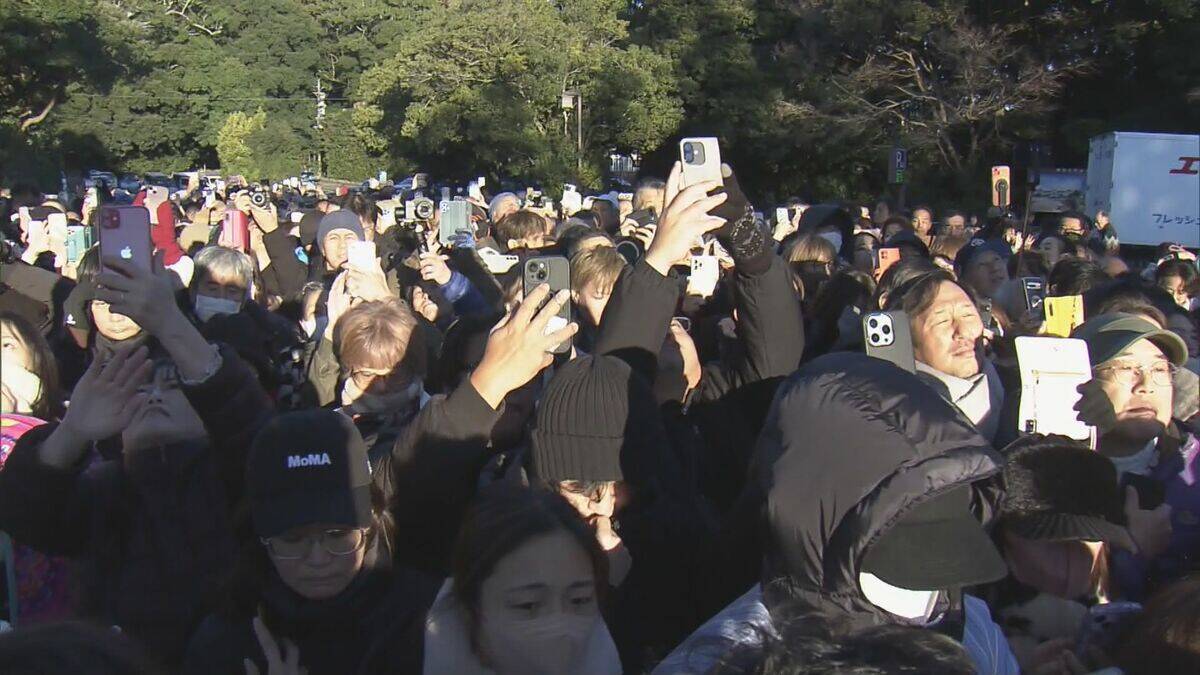 ｢1年の始まりという感じ｣冬至前後に伊勢神宮では鳥居から日の出…宇治橋の参道と光が一直線に 約1200人が参拝