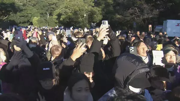 「｢1年の始まりという感じ｣冬至前後に伊勢神宮では鳥居から日の出…宇治橋の参道と光が一直線に 約1200人が参拝」の画像