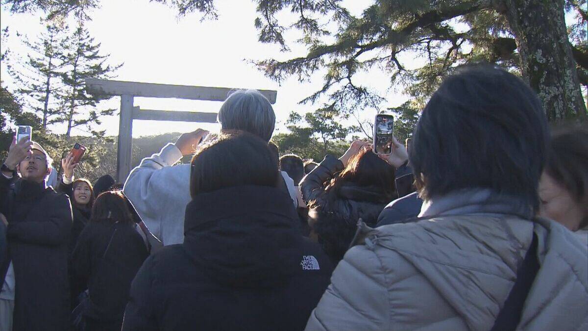 ｢1年の始まりという感じ｣冬至前後に伊勢神宮では鳥居から日の出…宇治橋の参道と光が一直線に 約1200人が参拝