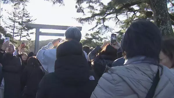 「｢1年の始まりという感じ｣冬至前後に伊勢神宮では鳥居から日の出…宇治橋の参道と光が一直線に 約1200人が参拝」の画像
