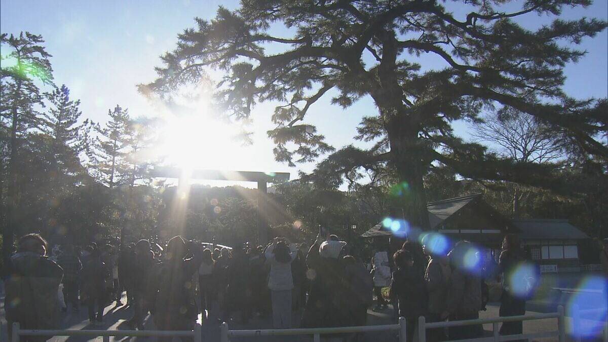 ｢1年の始まりという感じ｣冬至前後に伊勢神宮では鳥居から日の出…宇治橋の参道と光が一直線に 約1200人が参拝