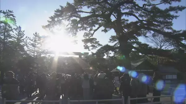 「｢1年の始まりという感じ｣冬至前後に伊勢神宮では鳥居から日の出…宇治橋の参道と光が一直線に 約1200人が参拝」の画像