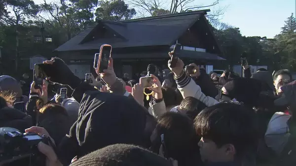 「｢1年の始まりという感じ｣冬至前後に伊勢神宮では鳥居から日の出…宇治橋の参道と光が一直線に 約1200人が参拝」の画像