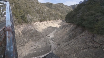 このままだと3月には貯水率が0%に? 愛知･新城市の宇連ダム いまの貯水率は6.8% 水面は満水時より40メートルも低く